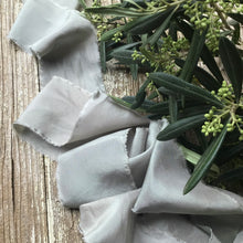 Cargar imagen en el visor de la galería, Lazos de seda Gris Pálido