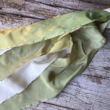Cargar imagen en el visor de la galería, Ramo de cintas de seda color oro pálido y marfil
