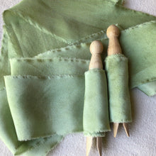 Cargar imagen en el visor de la galería, Lazos de seda verde oliva ~ 2 tonos