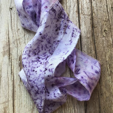 Cargar imagen en el visor de la galería, Cinta de seda estampada morada