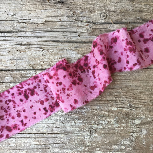 Cinta de seda con manchas de color rosa intenso