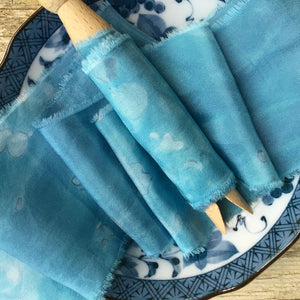 Bonito lazo de seda azul con estampados