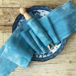 Bonito lazo de seda azul con estampados