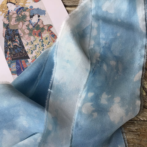 Bonito lazo de seda azul con estampados