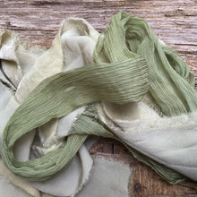 Cargar imagen en el visor de la galería, Green Bunch of Ribbons