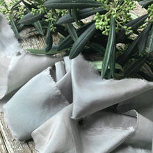 Cargar imagen en el visor de la galería, Lazos de seda Gris Pálido