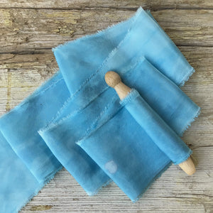 Lazos de seda y de gasa de seda azul mediano