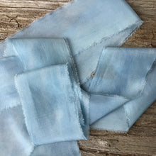 Cargar imagen en el visor de la galería, Lazos de seda azul claro