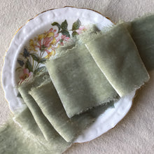 Cargar imagen en el visor de la galería, Lazo de terciopelo de seda verde oliva pálido/salvia suave