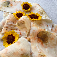 Cargar imagen en el visor de la galería, Lazos de seda estampadas con flores de Coreopsis