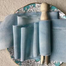 Cargar imagen en el visor de la galería, Lazos de seda y de gasa de seda azul mediano