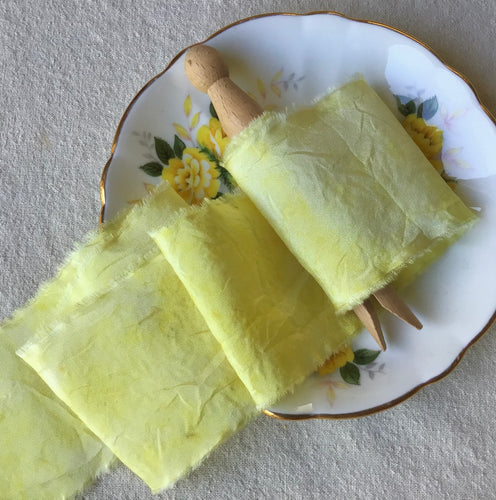 Lazo de seda estampada amarillo