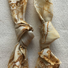 Cargar imagen en el visor de la galería, REBAJADO Pañuelos Pequeños de seda, color metal oxidado  ~ Pañuelos de bolsillo