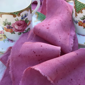 Lazo de seda de color frambuesa con granas