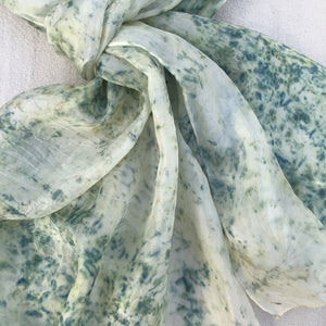 Pañuelo de seda grande con estampado azul suave