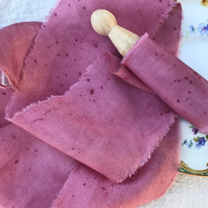 Lazo de seda de color frambuesa con granas