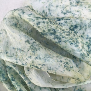 Pañuelo de seda grande con estampado azul suave