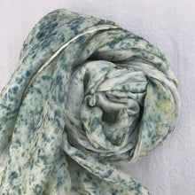 Cargar imagen en el visor de la galería, Pañuelo de seda grande con estampado azul suave